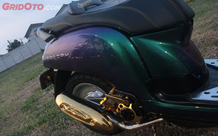 Tampak kanan Honda Scoopy makin kece dengan aksesori gold