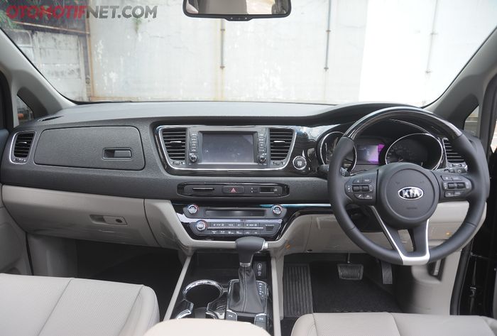 Dasbor New Kia Grand Sedona punya banyak tombol. Setir juga demikian, sarat teknologi
