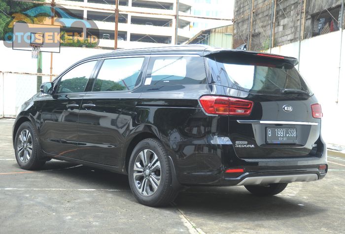 New Kia Grand Sedona tampak belakang. Panjangnya lebih dari 5 meter