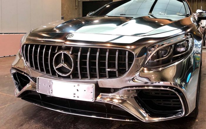 Grill Mercedes-AMG S63 Coupe juga enggak ketinggalan dikelir silver