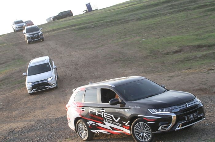 Baterai Mitsubishi Outlander PHEV bergaransi 100.000KM/3 tahun, merujuk pada ketentuan yang tertera di service manual book