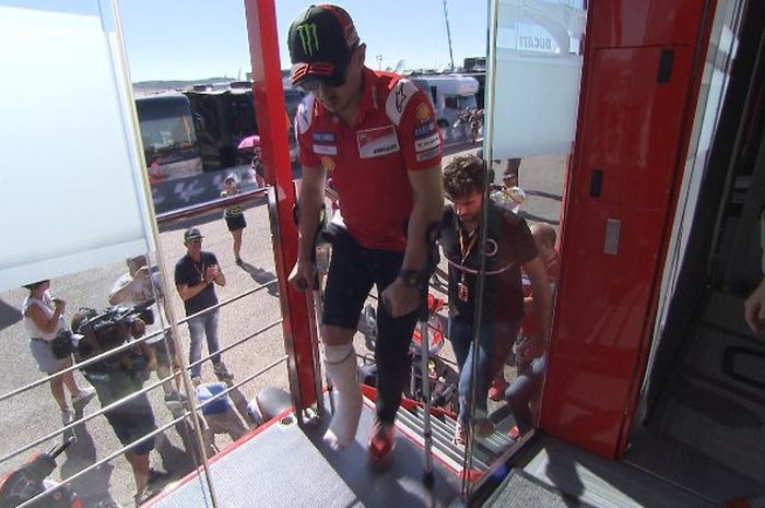Jorge Lorenzo cedera jempol kaki kanan dan harus dibantu kruk di MotoGP Aragon