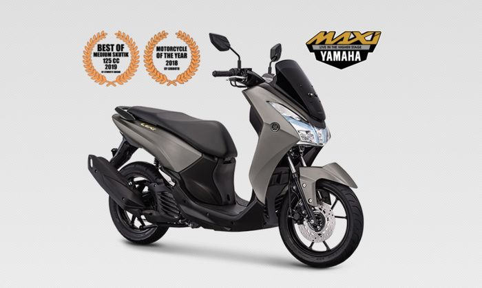 Kesan ekslusif makin kental dengan emblem berwarna keemasan