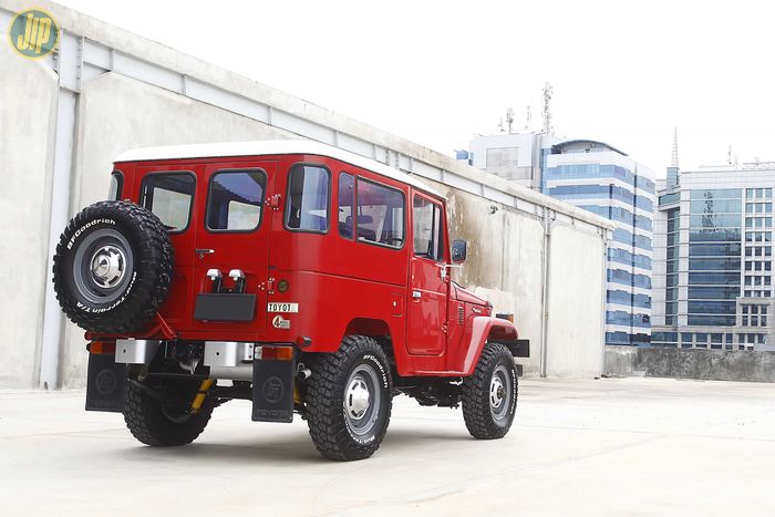 Toyota FJ40 dipasangi ban lekuaran BF GoodrichKM2 LT235/85R16 dan pelek kaleng dari FJ45. Tidak lupa ditambah dop orisinal land cruiser lawas. 