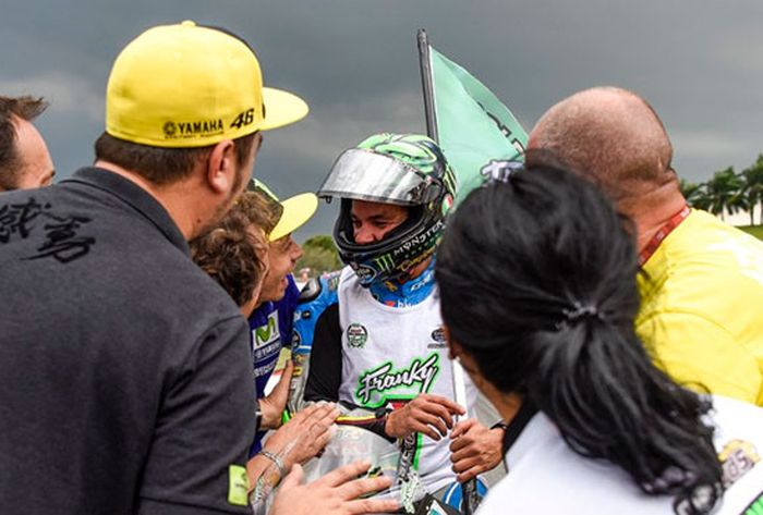 Valentino Rossi senang banget salah satu anak didik VR46 Riders Academy  jadi juara dunia Moto2