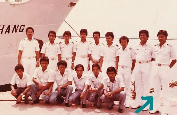 Kukuh Kumara (berdiri paling kanan) saat bekerja di Kapal Latih Perikanan