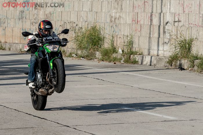 Kawasaki Z650 enteng diajak wheelie