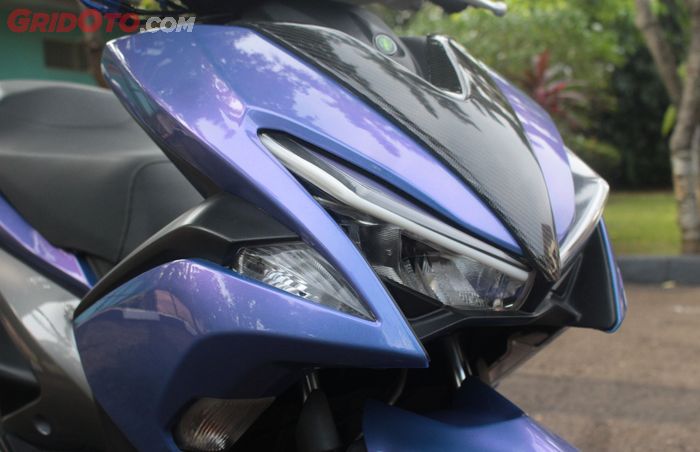 Warna bodi Yamaha Aerox biru lembayung dikombo karbon kevlar