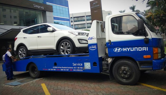 Layanan 24H Roadside Assistance (Towing) untuk membawa mobil konsumen ke dealer resmi Hyundai terdekat 