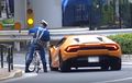 Polisi Ini Pakai Sepeda Kejar Lamborghini Yang Terobos Lampu Merah