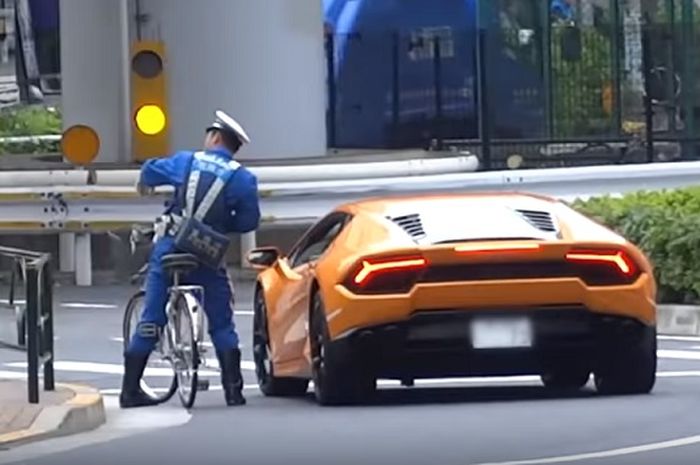 Petugas menggunakan sepeda mengejar Lamborghini
