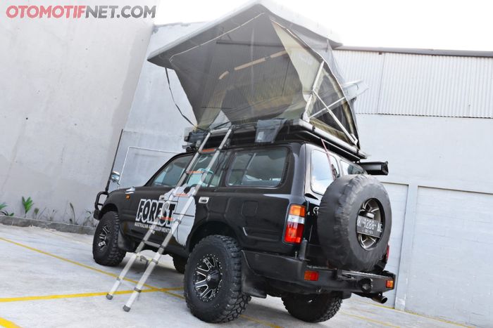 Rooftop tent Forest 4x4, dapat buka dan tutup menggunakan motor elektrik.