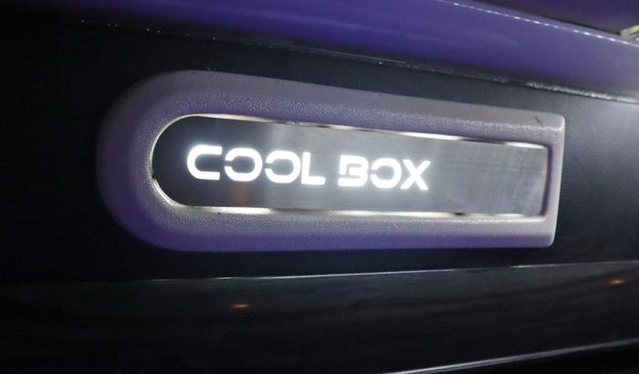 Terdapat fasilitas coolbox untuk mendinginkan minuman