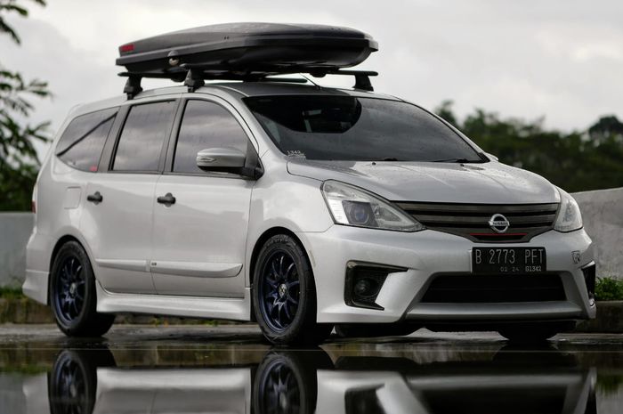 Ilustrasi mobil pakai roof box