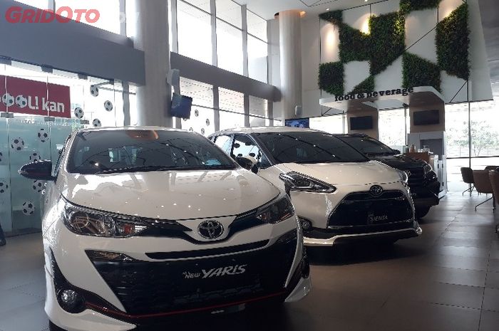 Ilustrasi. Toyota Yaris dan Sienta yang dijual di Auto2000