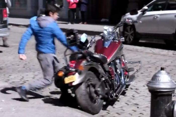Anak muda diajak berantem biker di jalan, sekali pukul motor langsung hancur belah dua