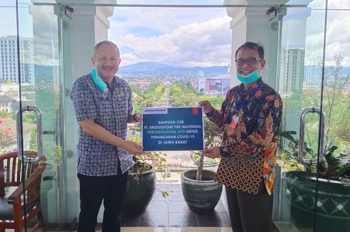 PT Bridgestone Tire Indonesia secara simbolis memberikan donasi kepada Pemprov Jawa Barat.