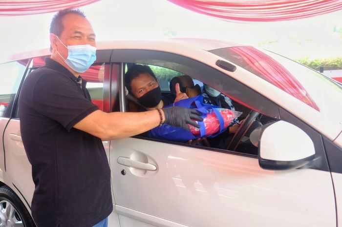 Service berkala drive thru Daihatsu Rapid Service, mengecek 21 item komponen dalam waktu hanya 20 menit saja