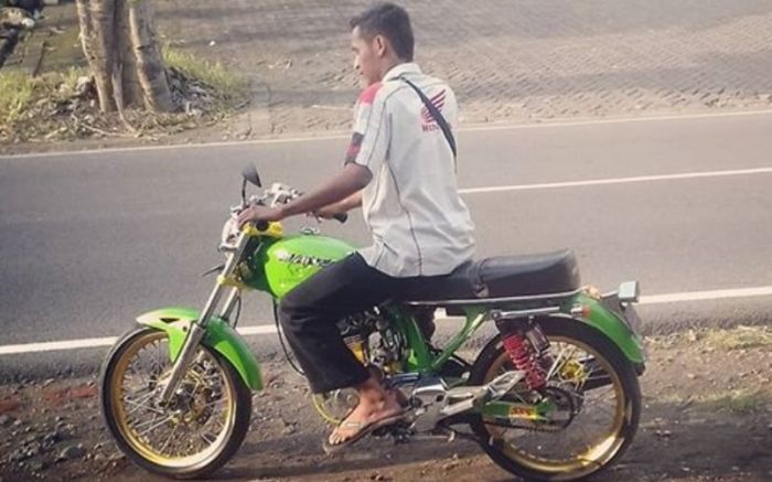 Honda CB dengan emblem dari salah satu mobil lansiran Toyota