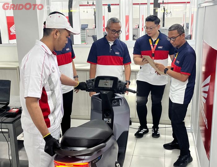 Ilustrasi pengujian teknisi di ajang Astra Honda Motor Technical Skill Contest 2025.
