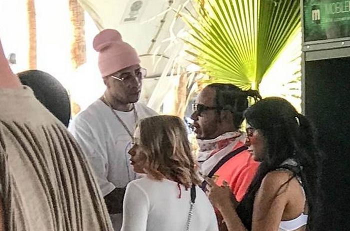 Lewis Hamilton di antara teman -temannya pada festival musik dan seni