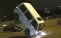 Minibus Pamer Aksi Stoppie Layaknya Motor Freestyle