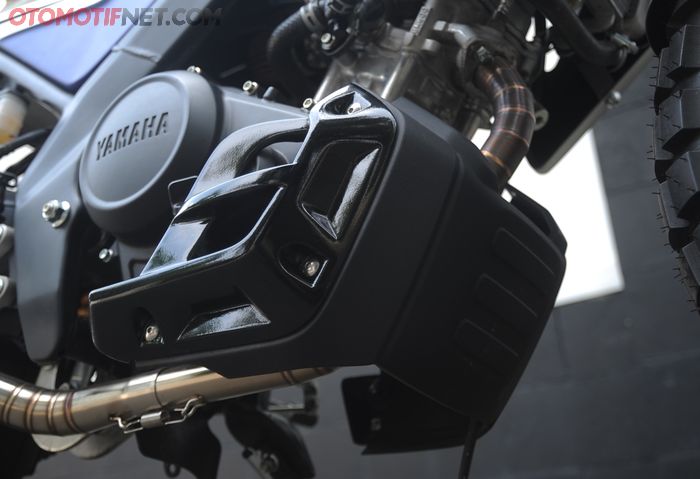 Under cowl ini mengisi kekosongan bagian bawah mesin Yamaha XSR 155