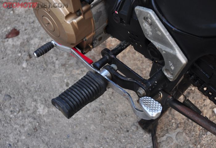 Footstep diberi adaptor agar tidak mentok mesin Suzuki Satria F150 yang sudah makin lebar