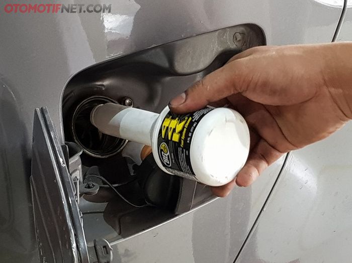 Untuk membersihkan injektor hingga O2 sensor dan catalytic converter, gunakan 44K Fuel System Cleaner yang dituang ke dalam tangki   