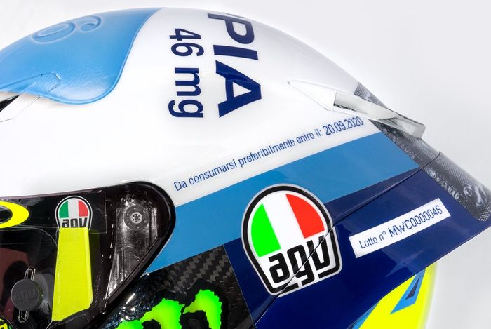 Tulisan &lsquo;Da consumarsi preferibilmente entro il 20.09.2020&rsquo; di atas logo AGV pada  livery helm Valentino Rossi untuk MotoGP San Marino 2020