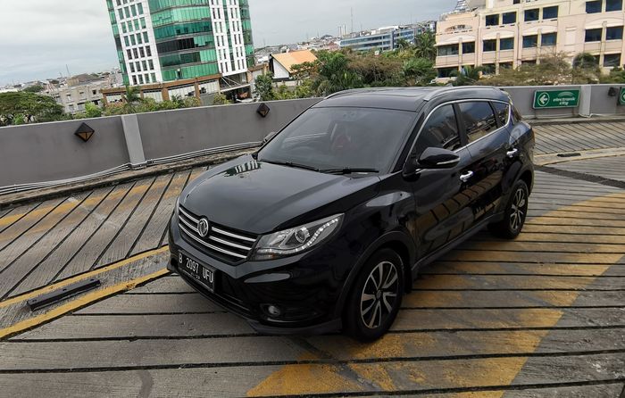 DFSK Glory 580 di Jalan Tanjakan Ramp Parkir