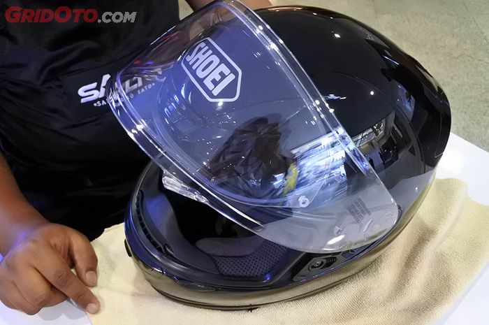 Ilustrasi helm dengan visor anti fog