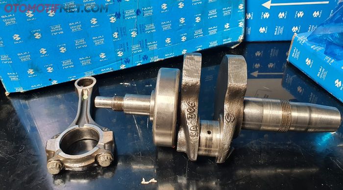 Kruk as dan setang piston Bajaj Pulsar 200NS yang rusak