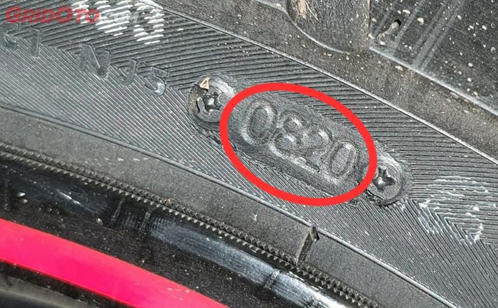 Kode produksi ban motor terdiri dari empat digit angka, dua angka pertama menujukan minggu dan dua angka terakhir menunjukan tahun pembuatan