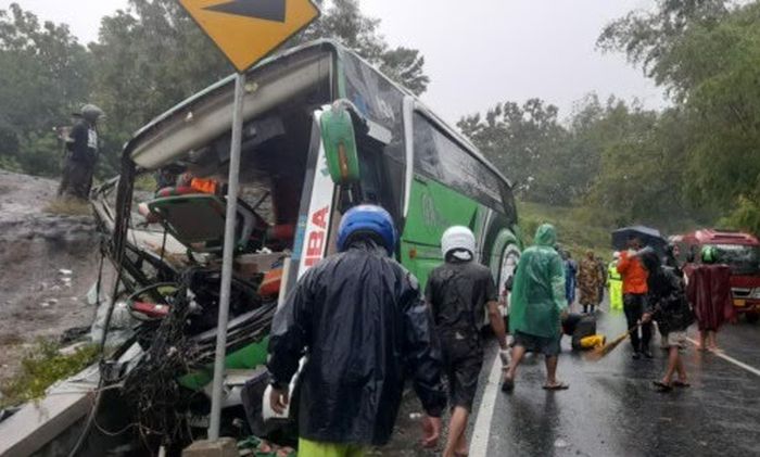 Sebuah bus pariwisata menabrak tebing di Bantul, Yogyakarta