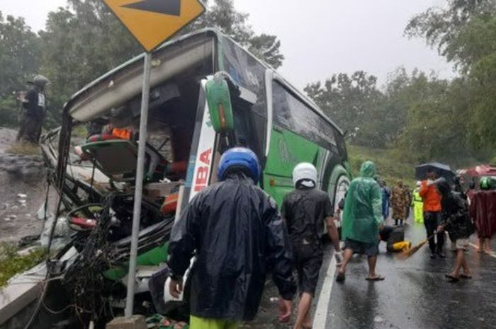 Sebuah bus pariwisata menabrak tebing di Bantul, Yogyakarta