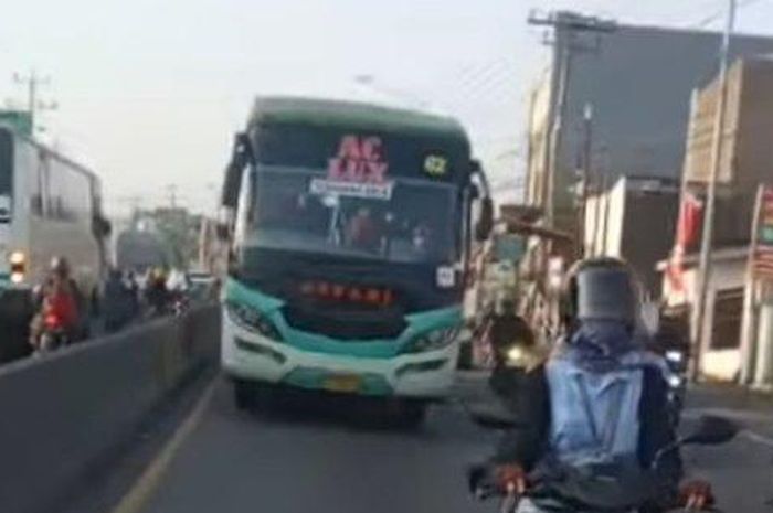 bus Safari Lux dikejar pemotor usai viral karena senggol pemotor terus kabur. Begini kronologinya
