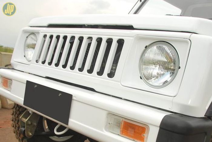 Grill kaleng Suzuki Jimny Sierra SJ410Q tidak ada perbedaan dengan SJ410V. Harga barunya 1-jutaan minus frame lampu.