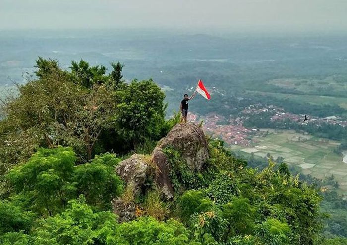 Mendaki Puncak Munara hanya butuh waktu beberapa jam