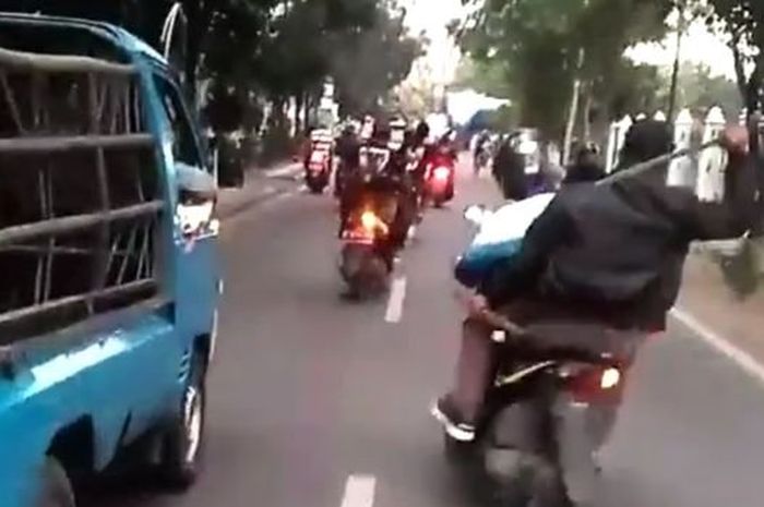 Geng Motor di Bandung Serang Pakai Pedang - GridOto.com