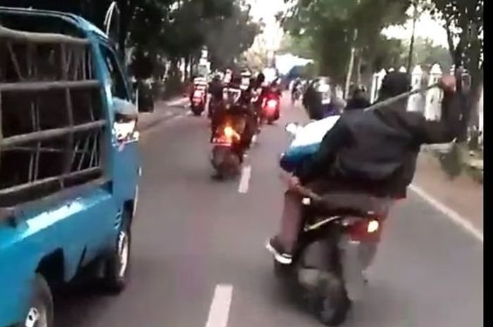 Pedang di tangan anggota kelompok bermotor