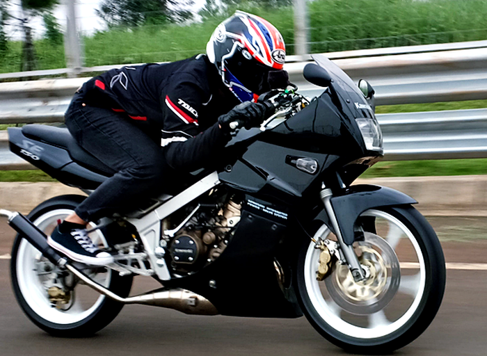 Modifikasi Kawasaki Ninja 150 SS bergaya daily racing milik Diki