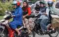 Ini Risikonya Duduk Menyamping Saat Naik Motor 
