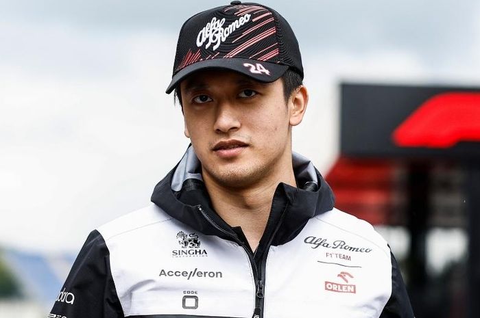 Telah resmi menandatangai perpanjangan kontrak, Zhou Guanyu dipastikan bertahan bersama Alfa Romao di F1 2023