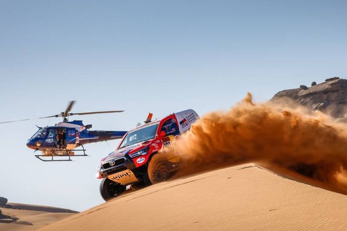 Nasser Al-Attiyah (Toyota Gazoo Racing) memenangkan stage kedua Reli Dakar 2021. 