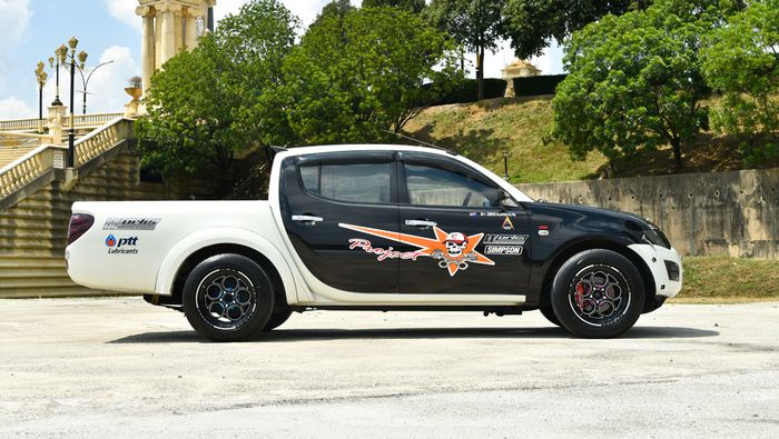 Mitsubishi Triton lama tampil racing dengan tema hitam-putih