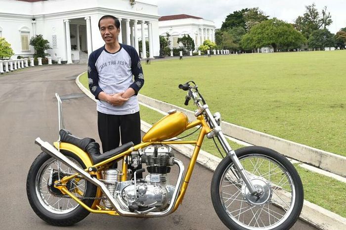 Presiden Jokowi bersama motor barunya