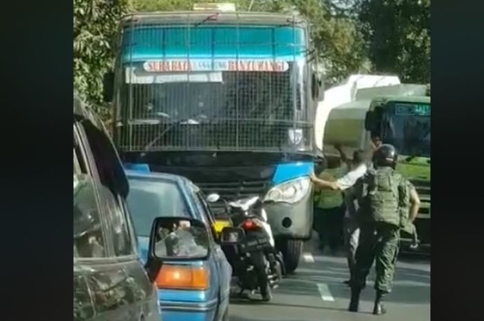 Aksi tentara menghentikan bus yang ngeblong modal motor