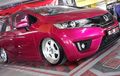 Honda Jazz Tampil Unik Pakai Warna Pink dan Kaki-kaki Ceper 