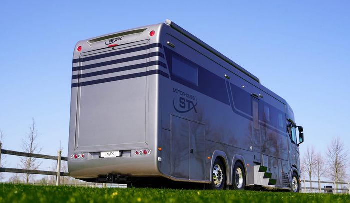 Truk Scania 580 S motorhome dibuat seperti bus dengan penambahan bodi